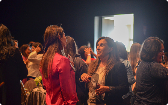 Mujeres conversando en una actividad de comunidad